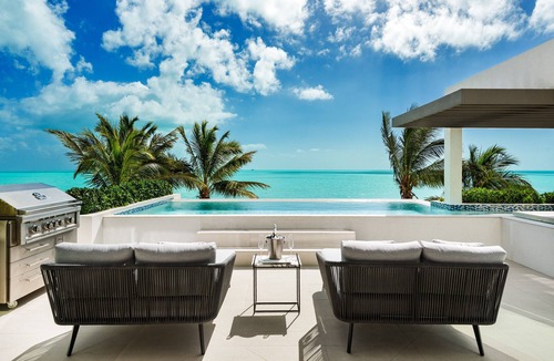 Long Bay Villa | Villa Blue Lagoon - 5 BR Beachfront