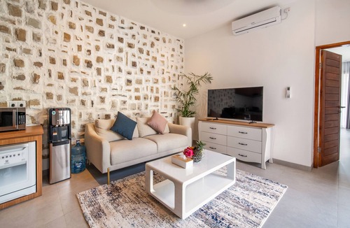 Ungasan Villa | Villa in Uluwatu - 4 Bedroom/4.5 Bathroom with Pool, AC, Cable and Roof Top Bar.