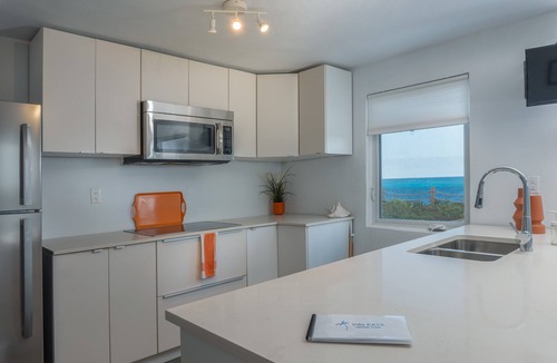 Cockburn Town House | Villa Kaya - Orange Suite W/Golf Cart - Ocean Front