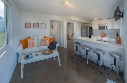 Cockburn Town House | Villa Kaya - Orange Suite W/Golf Cart - Ocean Front