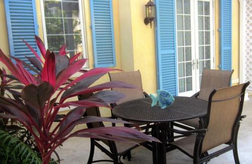Grace Bay Apartment | Villa Renaissance Unit 501 Grace Bay Beach