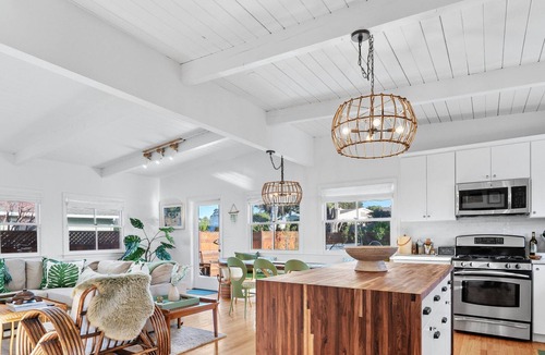 Aptos House | Welcome to the Tiki Tides in Aptos. Firepit. Hot Tub. Walking distance to Seacliff Beach.