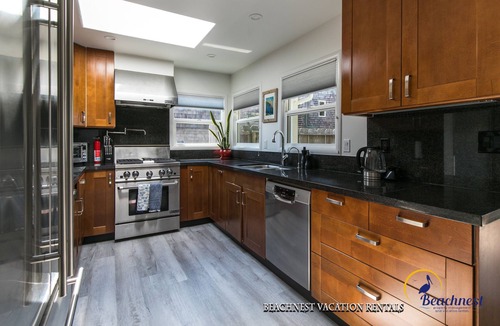 Opal Cliffs House | Welcome to the Wave House in Pleasure Point. Oceanview. Pets Considered. Hot Tub.
