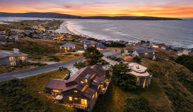 Dillon Beach 5-Star!Near Beach Hot Tub Game Room Dog-OK Northern Lights