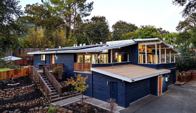 Modern 2BR near American River: fire pit, hilltop views, sleeps 5