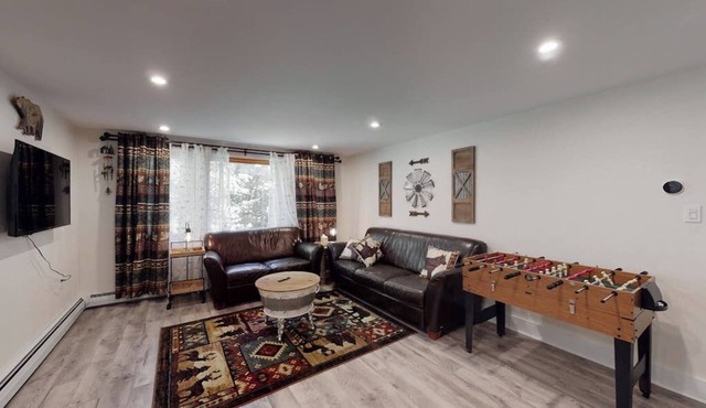Single-Level Duplex with Fast WiFi & a Full Kitchen - Close to Magic Mountain