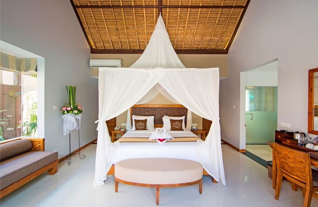 Luxury Villa near Ubud with private infinity pool and a lounging pavilion