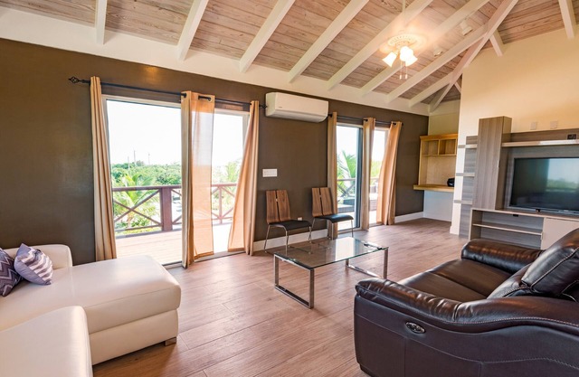 Sea La Vie - Beachside 2 Bedrooms Unit #4, with ocean views