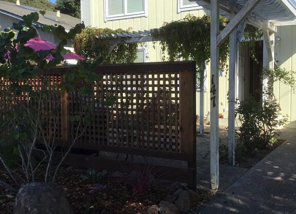 Seacliff beach home. 5 min. walk to water.