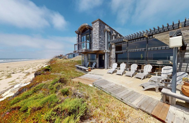 SPECTACULAR OCEAN-FRONT HOME IN MONTEREY BAY
