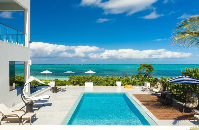 Villa DelEvan 4E/Beachfront 6 bedroom house on the Grace Bay Beach,