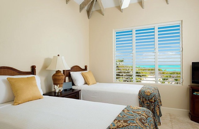 WINDHAVEN : CASUAL CARIBBEAN ELEGANCE - RIGHT ON THE BEACH