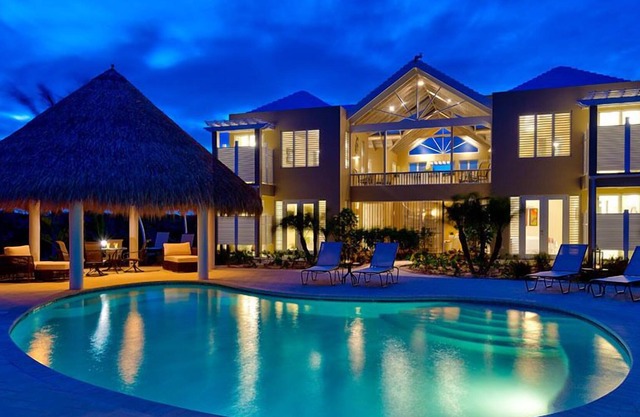 WINDHAVEN : CASUAL CARIBBEAN ELEGANCE - RIGHT ON THE BEACH
