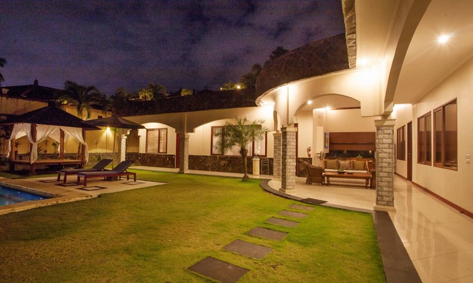 Bukit Villa | 1 BR Romantic Private Pool Villa in Ungasan Near GWK Cultural Park