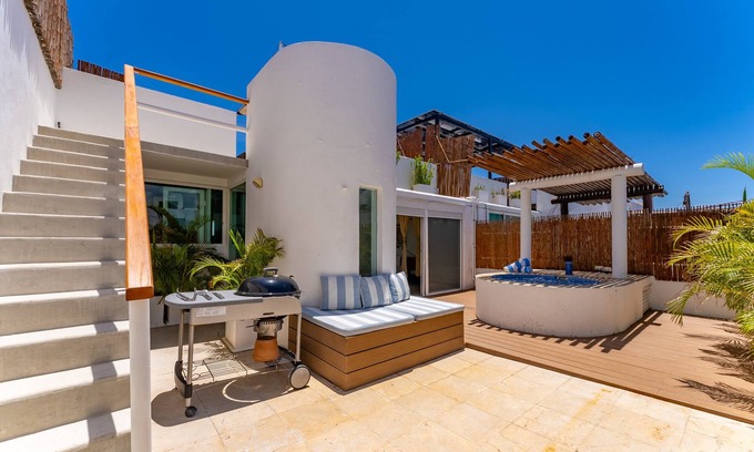 Centro Apartment | 2 story PH heated jacuzzi close Beach & 5th