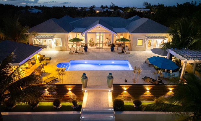Leeward Settlement House | 344 m² House ∙ 4 bedrooms ∙ 8 guests