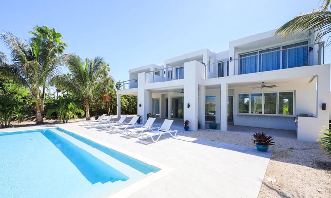 Leeward Settlement House | 446 m² House ∙ 5 bedrooms ∙ 10 guests
