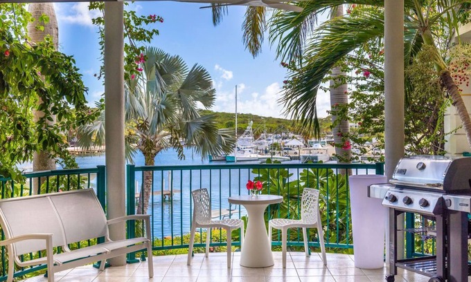 The Bight Condo | 5 Star Reviews! - Modern Waterfront Condo 2nd Floor, Yacht Club - Turtle Cove.