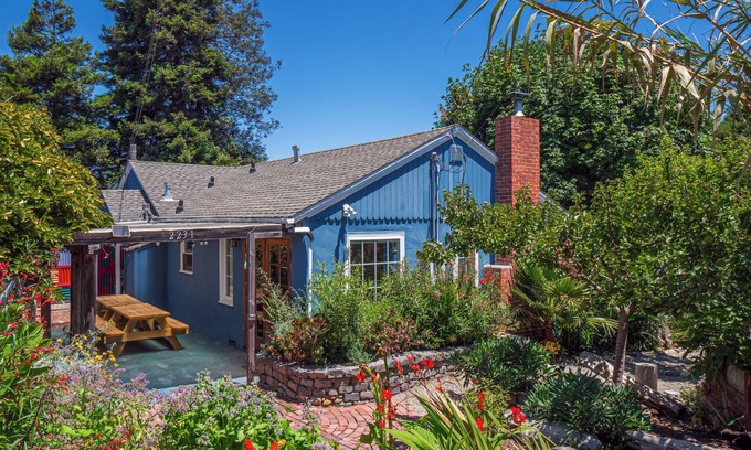 Eastside Santa Cruz House | Amazing Gardens 5min to beach in 3bdr house