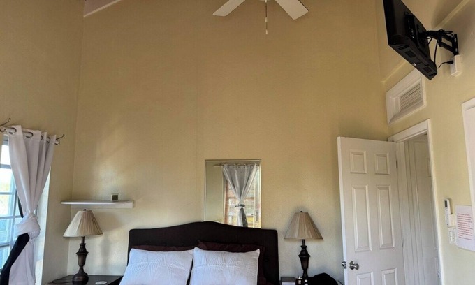 Discovery Bay House | Charming 2-bedroom bungalow in fabulous Providenciales with AC