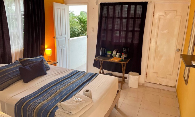 Isla Mujeres Apartment | Cozy studio for 2. Private balcony, A/C, WiFi, TV. Dowtown | Punta Norte Isla Mujeres