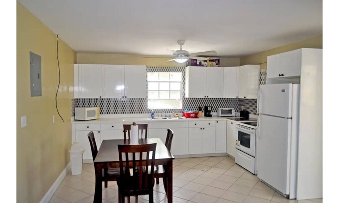 Leeward Settlement House | Kenai’s Place- A Deluxe Master Suite Just 2mins away from Grace Bay Beach