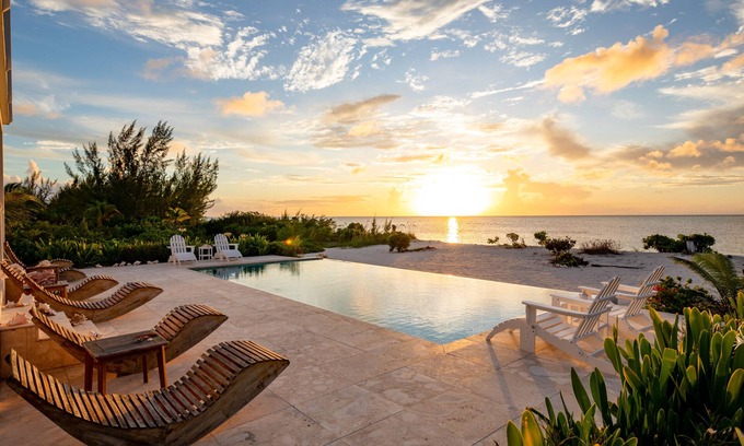 Parrot Cay Villa | Luxury Beach House Villa with beachfront access & infinity pool in North Caicos!