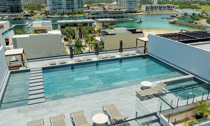 Zona Hotelera Apartment | Modern Apartment with Marina & Beach Access