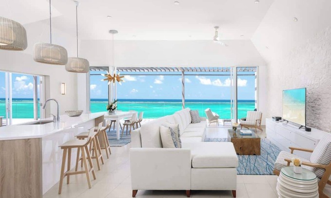 The Bight Apartment | Oceanfront Penthouse | Hot Tub + Daily Cabana