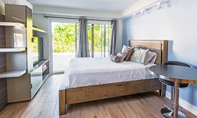 Long Bay Hills Apartment | Sea La Vie - Beachside Studio Unit #3
