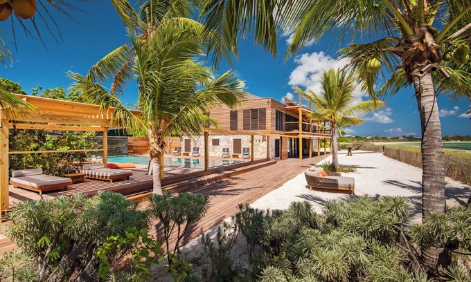 Providenciales Villa | Spectacular spacious 8 bedroom family villa