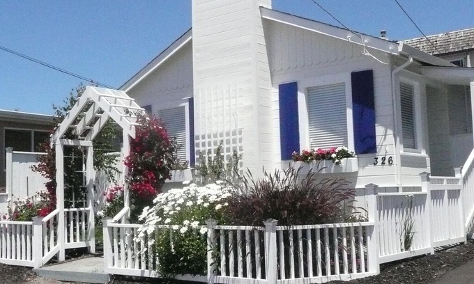 Aptos House | The Cottage at Seacliff - Block and half to the beach