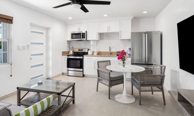 Cockburn Town House | The Ridge Villa: 1 BDR