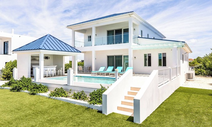 Discovery Bay Villa | Unique Blue Top Villa! with 4 bedrooms, Waterfront