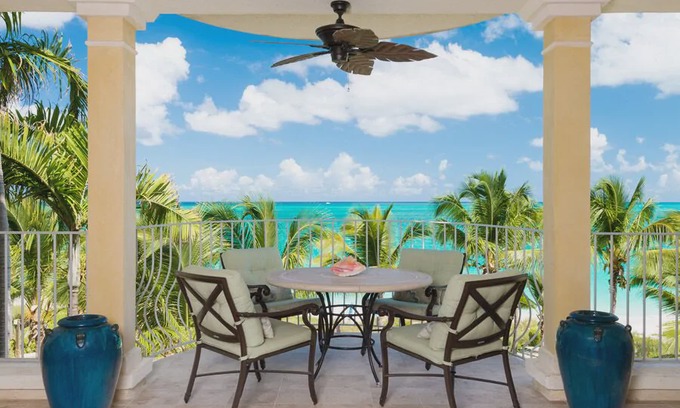 Grace Bay Condo | Villa Renaissance #306
