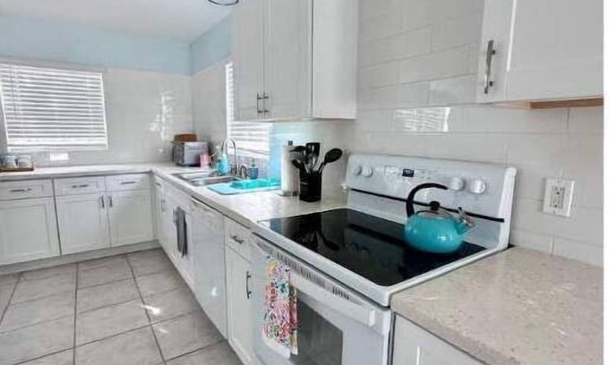 Discovery Bay House | Waterfront House - Downstairs