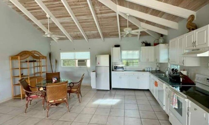 Discovery Bay House | Waterfront House - Upstairs