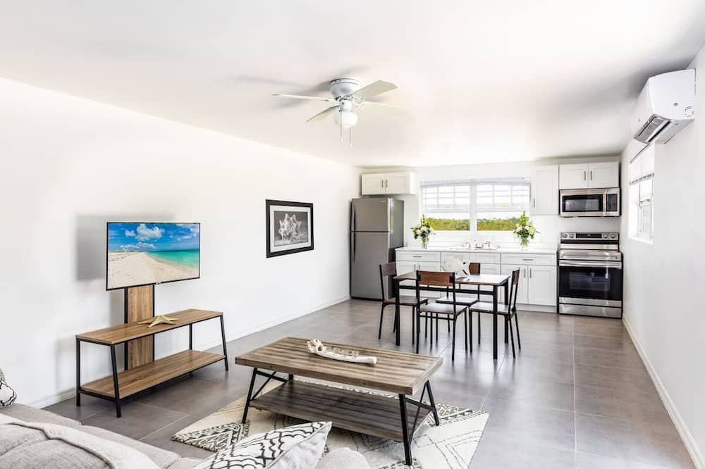 Venetian Road Settlement House | NEW Tropical Couples Retreat, Steps to the Beach