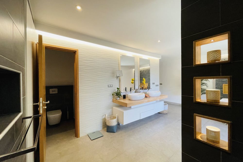 Photo of Bathroom in Nunue