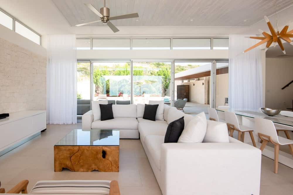 Photo of Livingroom in Venetian Road Settlement