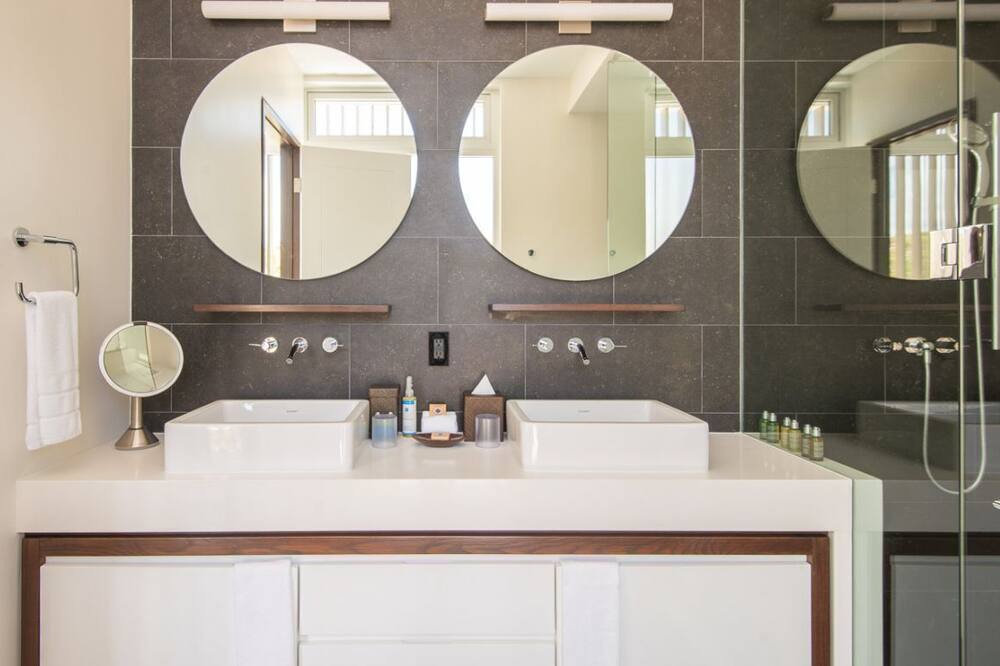 Photo of Bathroom in Venetian Road Settlement