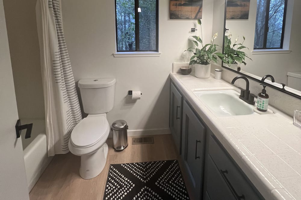 Photo of Bathroom in Day Valley