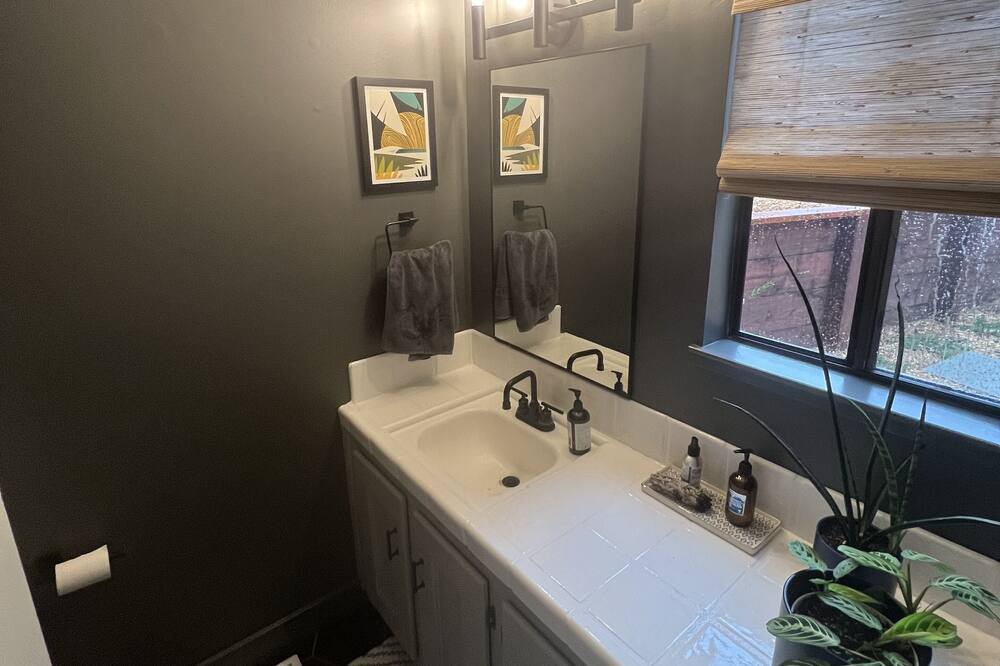 Photo of Bathroom in Day Valley