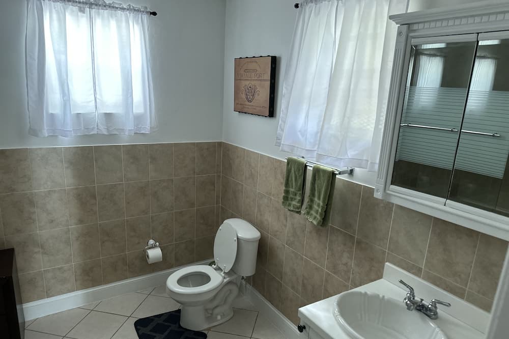 Photo of Bathroom in Leeward Settlement