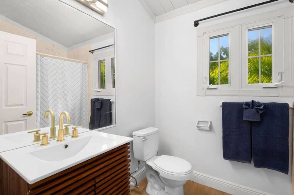 Photo of Bathroom in Leeward Settlement