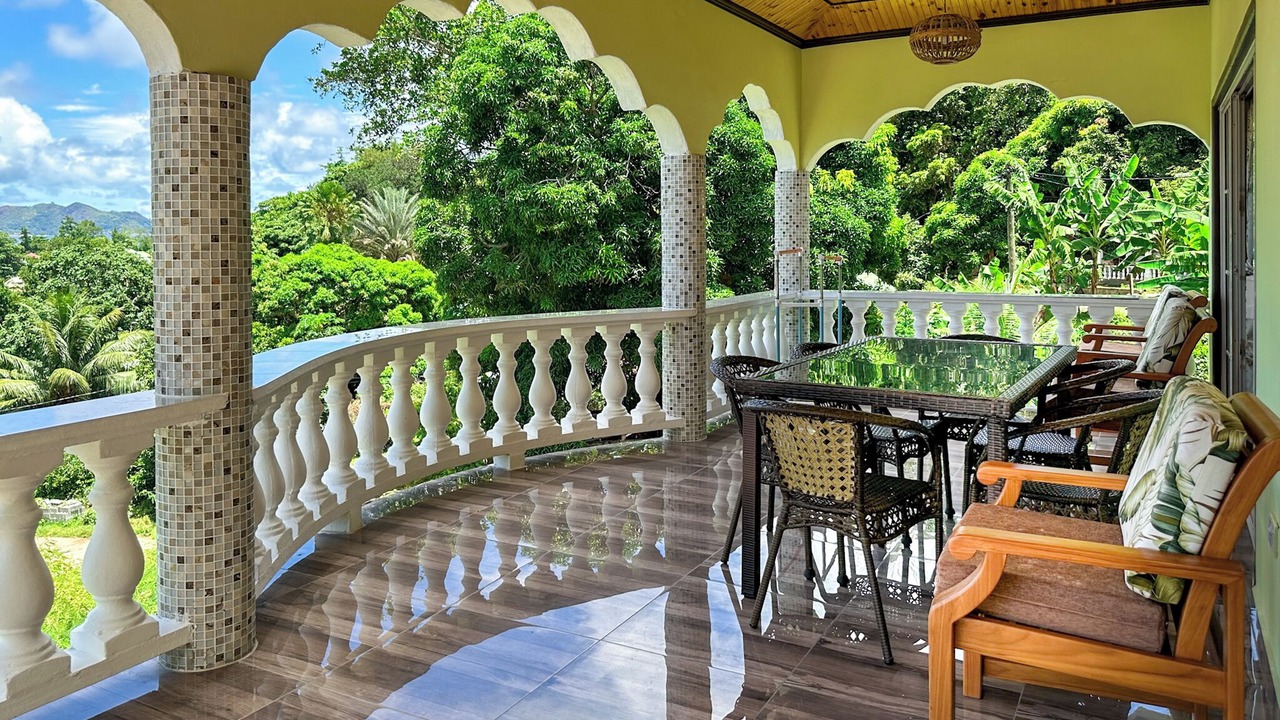 Photo of Patio Balcony in La Passe