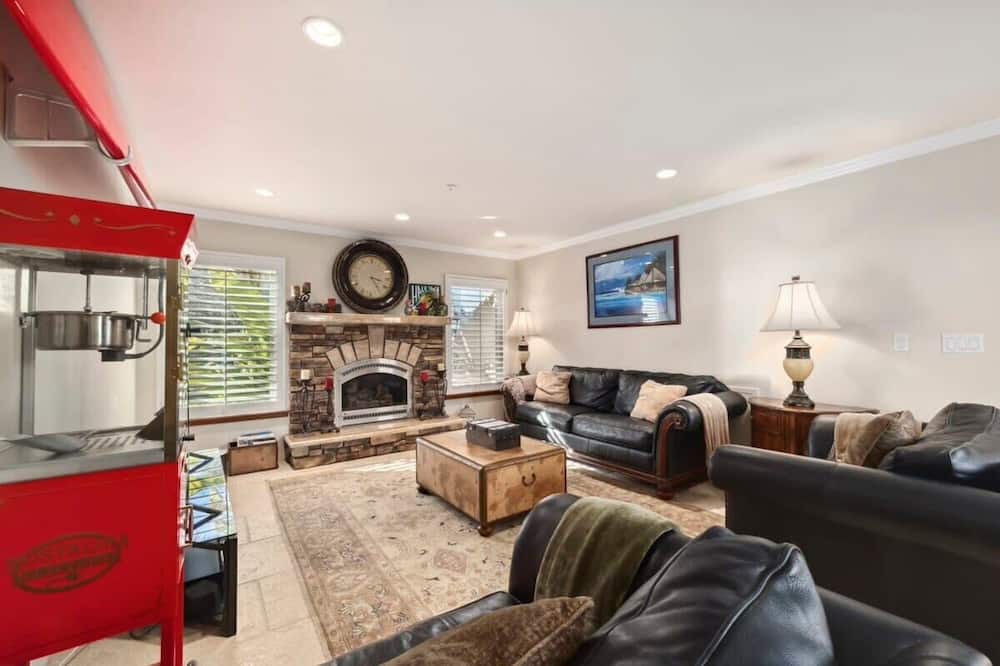 Photo of Livingroom in Opal Cliffs