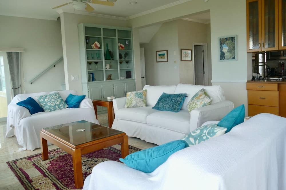 Photo of Livingroom in Conch Bar