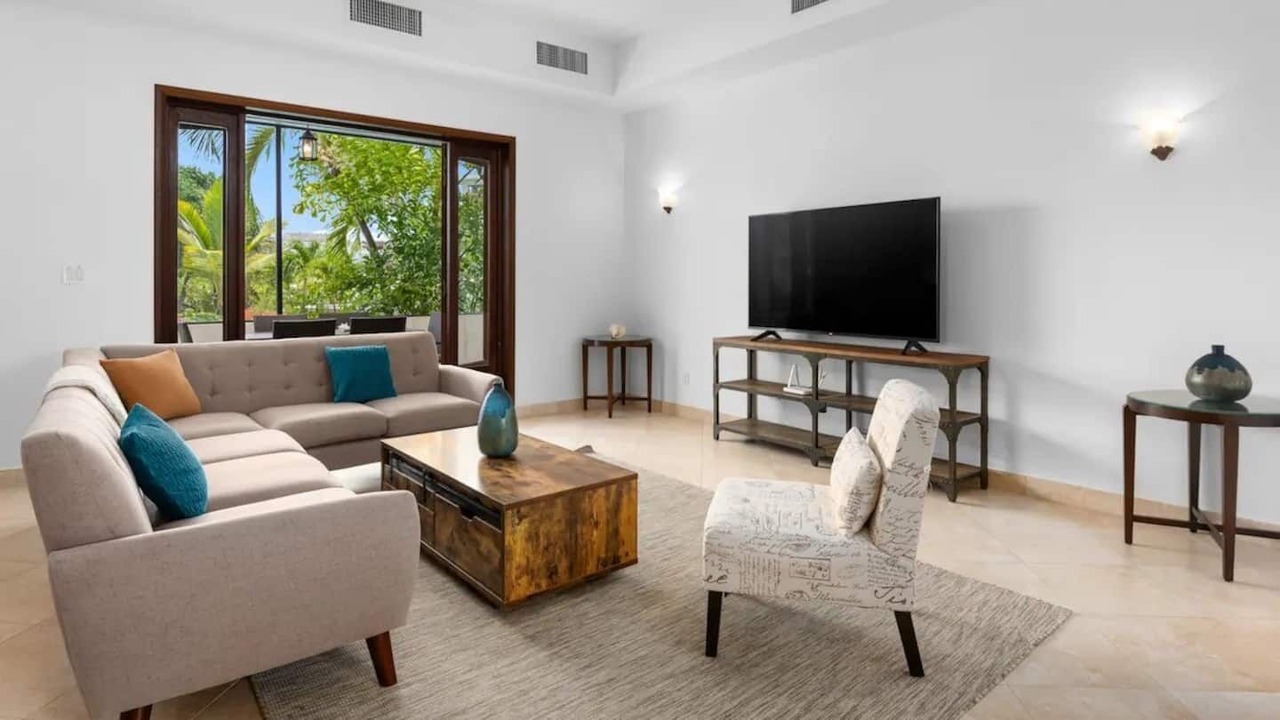 Photo of Livingroom in Leeward Settlement