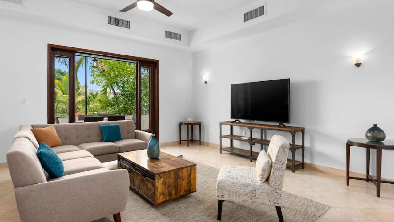 Photo of Livingroom in Leeward Settlement